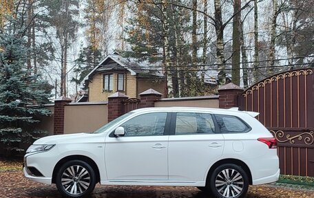 Mitsubishi Outlander III рестайлинг 3, 2022 год, 2 690 000 рублей, 5 фотография