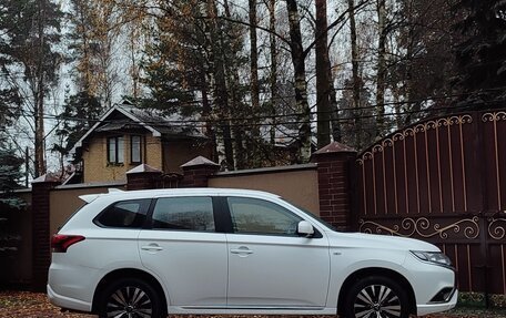 Mitsubishi Outlander III рестайлинг 3, 2022 год, 2 690 000 рублей, 4 фотография