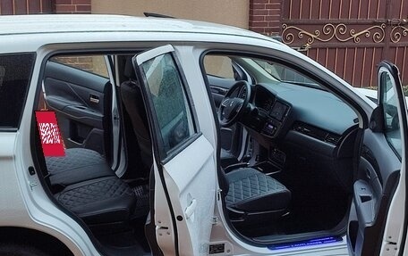 Mitsubishi Outlander III рестайлинг 3, 2022 год, 2 690 000 рублей, 7 фотография