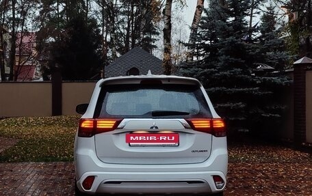 Mitsubishi Outlander III рестайлинг 3, 2022 год, 2 690 000 рублей, 3 фотография