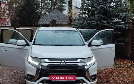 Mitsubishi Outlander III рестайлинг 3, 2022 год, 2 690 000 рублей, 28 фотография