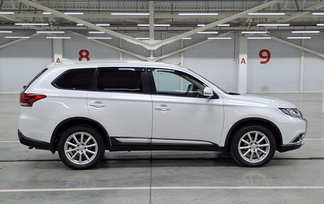 Mitsubishi Outlander III рестайлинг 3, 2017 год, 2 199 000 рублей, 5 фотография