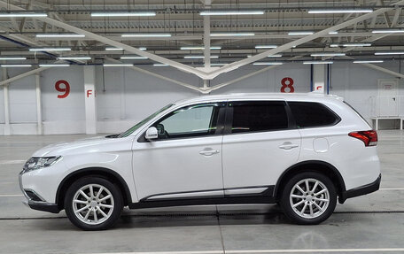 Mitsubishi Outlander III рестайлинг 3, 2017 год, 2 199 000 рублей, 10 фотография