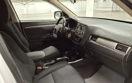 Mitsubishi Outlander III рестайлинг 3, 2017 год, 2 199 000 рублей, 13 фотография