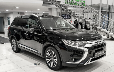 Mitsubishi Outlander III рестайлинг 3, 2019 год, 2 395 000 рублей, 3 фотография