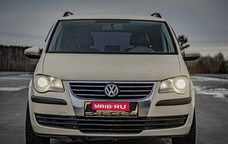 Volkswagen Touran III, 2010 год, 605 000 рублей, 3 фотография