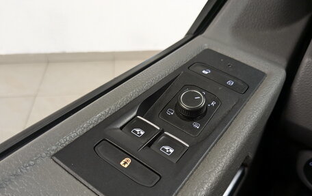 Volkswagen Caravelle T6 рестайлинг, 2021 год, 3 995 000 рублей, 27 фотография