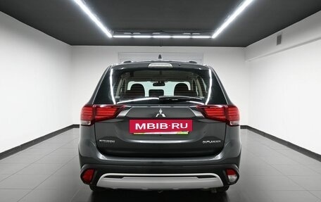 Mitsubishi Outlander III рестайлинг 3, 2019 год, 1 945 000 рублей, 4 фотография