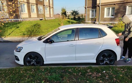 Volkswagen Polo VI (EU Market), 2011 год, 700 000 рублей, 2 фотография