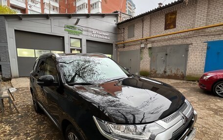 Mitsubishi Outlander III рестайлинг 3, 2019 год, 2 000 000 рублей, 3 фотография