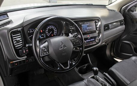 Mitsubishi Outlander III рестайлинг 3, 2015 год, 1 349 000 рублей, 15 фотография