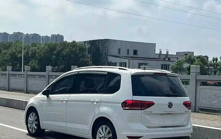 Volkswagen Touran III, 2022 год, 1 409 555 рублей, 5 фотография