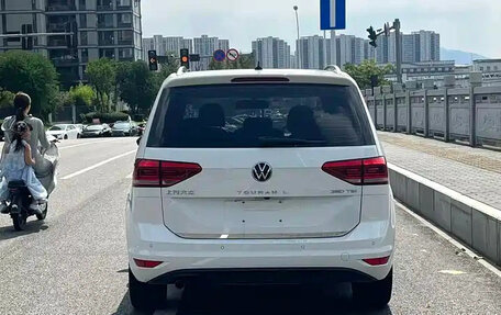 Volkswagen Touran III, 2022 год, 1 409 555 рублей, 7 фотография