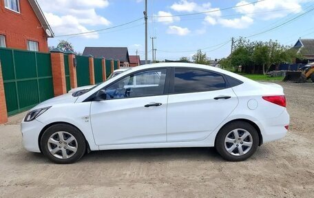 Hyundai Solaris II рестайлинг, 2013 год, 700 000 рублей, 2 фотография