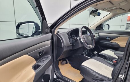 Mitsubishi Outlander III рестайлинг 3, 2018 год, 1 890 000 рублей, 10 фотография