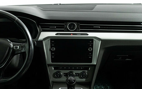 Volkswagen Passat B8 рестайлинг, 2017 год, 1 950 000 рублей, 14 фотография