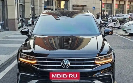 Volkswagen Tiguan II, 2022 год, 2 500 000 рублей, 2 фотография