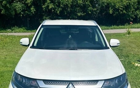 Mitsubishi Outlander III рестайлинг 3, 2019 год, 2 000 000 рублей, 3 фотография