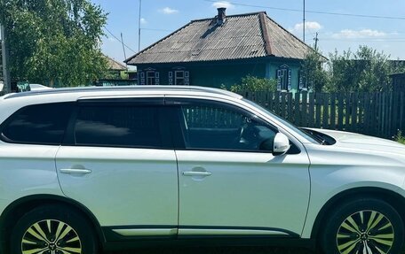 Mitsubishi Outlander III рестайлинг 3, 2019 год, 2 000 000 рублей, 6 фотография