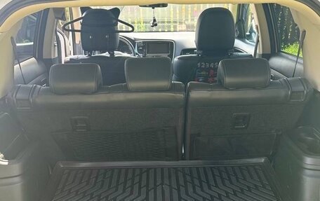 Mitsubishi Outlander III рестайлинг 3, 2019 год, 2 000 000 рублей, 8 фотография