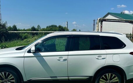 Mitsubishi Outlander III рестайлинг 3, 2019 год, 2 000 000 рублей, 11 фотография