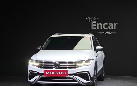 Volkswagen Tiguan II, 2022 год, 3 500 000 рублей, 2 фотография