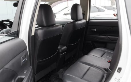 Mitsubishi Outlander III рестайлинг 3, 2018 год, 2 450 000 рублей, 11 фотография