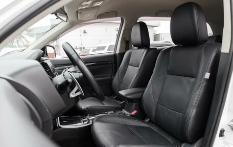 Mitsubishi Outlander III рестайлинг 3, 2018 год, 2 450 000 рублей, 10 фотография