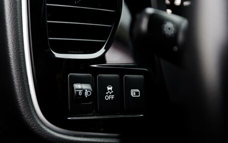 Mitsubishi Outlander III рестайлинг 3, 2018 год, 2 450 000 рублей, 15 фотография