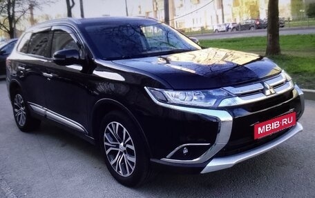 Mitsubishi Outlander III рестайлинг 3, 2017 год, 2 050 000 рублей, 1 фотография