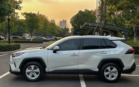 Toyota RAV4, 2025 год, 3 100 000 рублей, 2 фотография