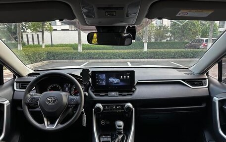 Toyota RAV4, 2025 год, 3 100 000 рублей, 10 фотография