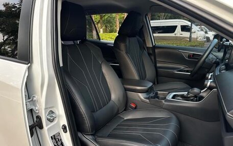 Toyota RAV4, 2025 год, 3 100 000 рублей, 13 фотография