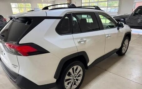 Toyota RAV4, 2022 год, 3 300 000 рублей, 5 фотография