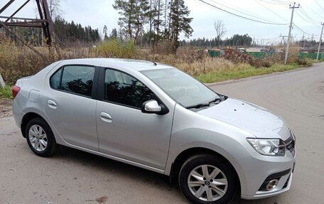 Renault Logan II, 2018 год, 900 000 рублей, 5 фотография