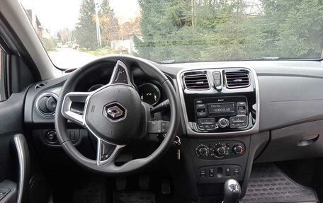 Renault Logan II, 2018 год, 900 000 рублей, 7 фотография