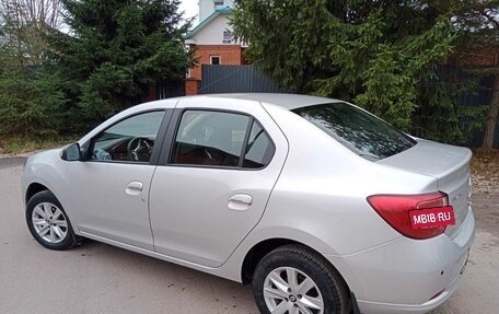 Renault Logan II, 2018 год, 900 000 рублей, 4 фотография