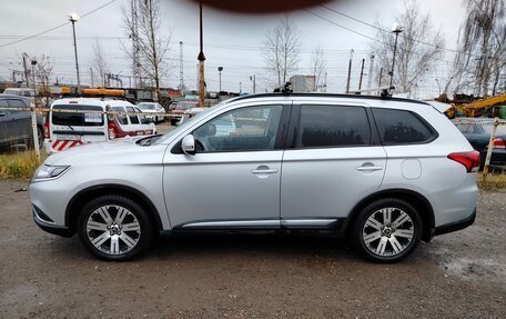 Mitsubishi Outlander III рестайлинг 3, 2022 год, 2 550 000 рублей, 5 фотография