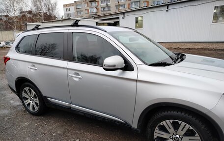 Mitsubishi Outlander III рестайлинг 3, 2022 год, 2 550 000 рублей, 4 фотография