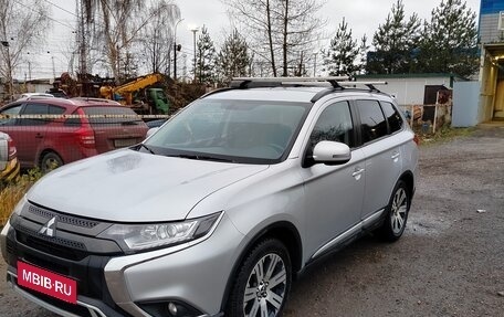 Mitsubishi Outlander III рестайлинг 3, 2022 год, 2 550 000 рублей, 2 фотография