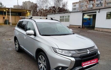 Mitsubishi Outlander III рестайлинг 3, 2022 год, 2 550 000 рублей, 3 фотография