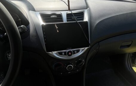 Hyundai Solaris II рестайлинг, 2013 год, 800 000 рублей, 3 фотография