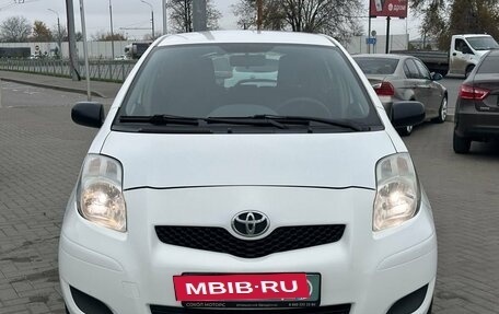 Toyota Yaris III рестайлинг, 2009 год, 579 900 рублей, 2 фотография