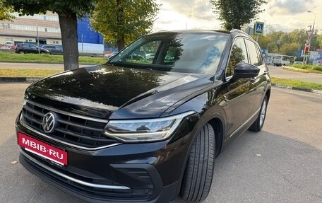 Volkswagen Tiguan II, 2020 год, 2 650 000 рублей, 2 фотография