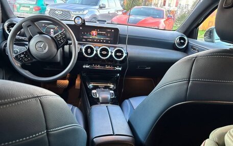 Mercedes-Benz A-Класс, 2018 год, 3 000 000 рублей, 21 фотография