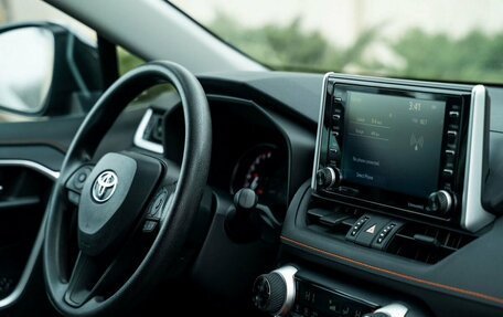 Toyota RAV4, 2019 год, 3 430 000 рублей, 21 фотография