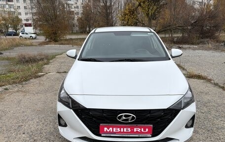 Hyundai Solaris II рестайлинг, 2021 год, 1 700 000 рублей, 1 фотография