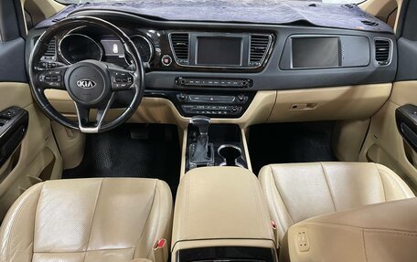 KIA Carnival III, 2018 год, 2 990 000 рублей, 13 фотография