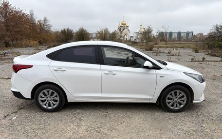 Hyundai Solaris II рестайлинг, 2021 год, 1 700 000 рублей, 4 фотография