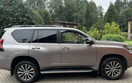 Toyota Land Cruiser Prado 150 рестайлинг 2, 2022 год, 4 670 000 рублей, 5 фотография